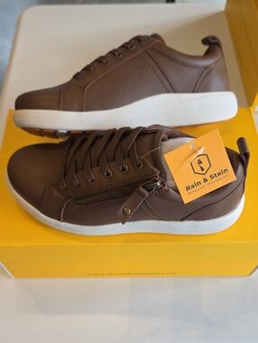 Strive Size 7 Women's NEW Brown Leather Casual Sneakers with Zip Detail